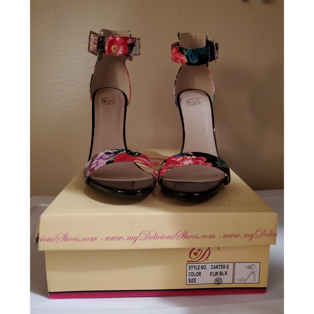Delicious Floral size 10 heels